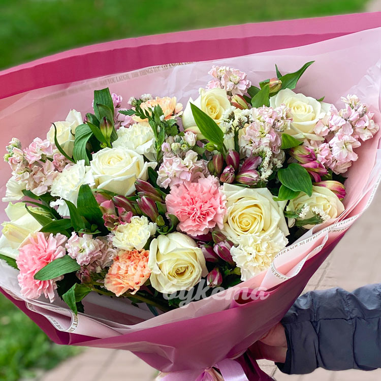 Букет из роз и альстромерий (крупный план)