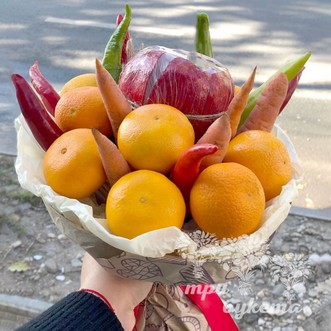 Букет с морковью, апельсинами и гранатом