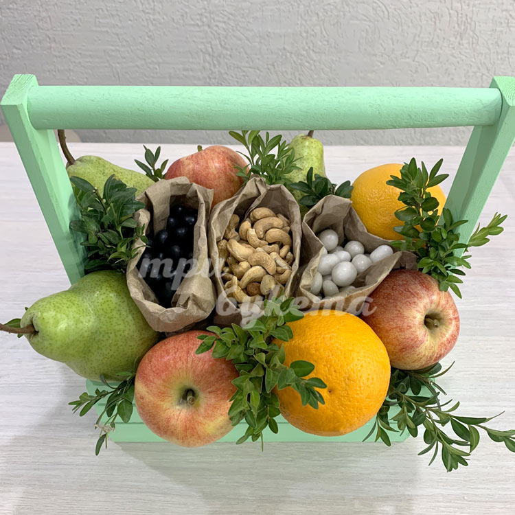 Орешки с фруктами в ящичке (вид сверху)