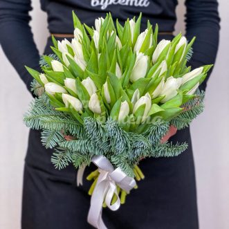 Букет из хвойных веток и тюльпанов