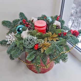 Праздничный декор в красной коробке