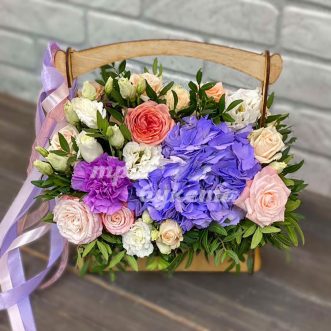 Гортензия, эустомы и розы в ящичке