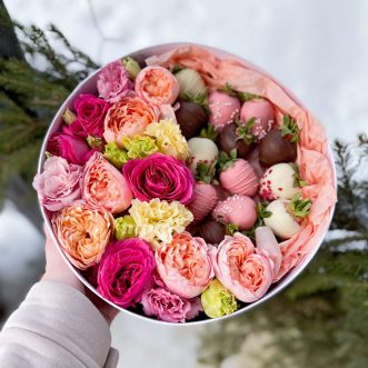 Комп. из роз с клубникой в шоколаде