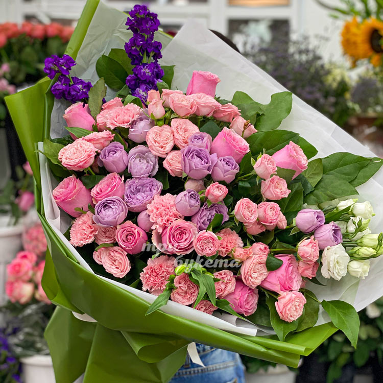 Пышный букет из розовых роз и гвоздик (в салоне)