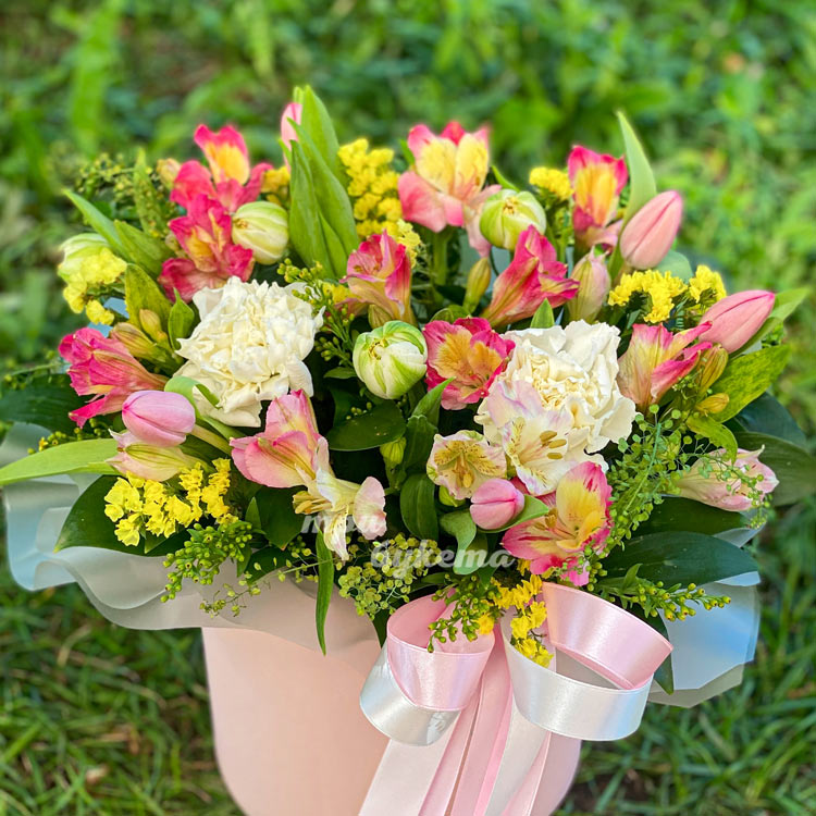 Розовые альстромерии и тюльпаны в коробке (крупный план)