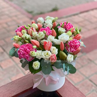 Тюльпаны, гвоздики и эустомы в коробке