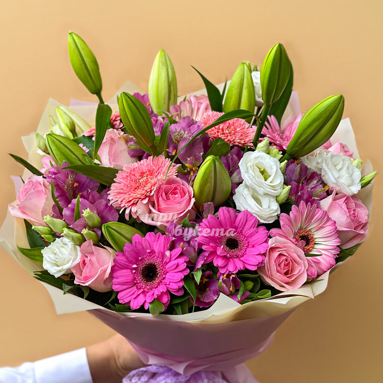 Букет из розовых гербер, роз и лилий (крупный план)