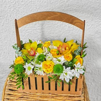 Хризантемы и желтые орхидеи в ящичке Хризантемы и желтые орхидеи в ящичке