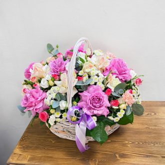 Корзина французских роз, хризантем и эустом