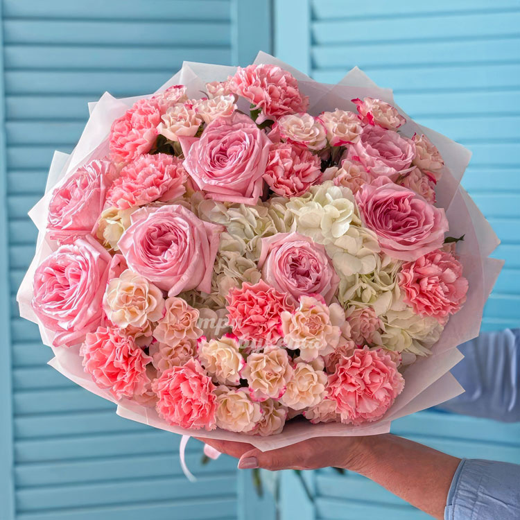 Розовый букет роз, диантусов и гортензий (вид сверху)