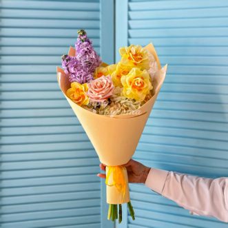 Желтый букет из нарциссов и маттиол