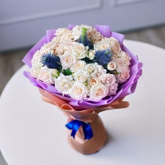 buket-nezhnyh-kustovyh-roz-s-eringiumom