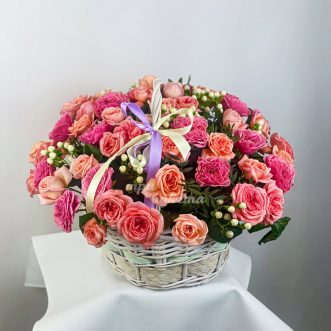 korzina-rozovyh-kustovyh-roz-s-giperikumom
