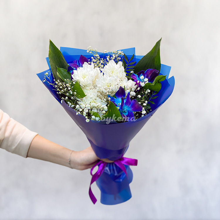 Синий букет хризантем, орхидей и гипсофилы